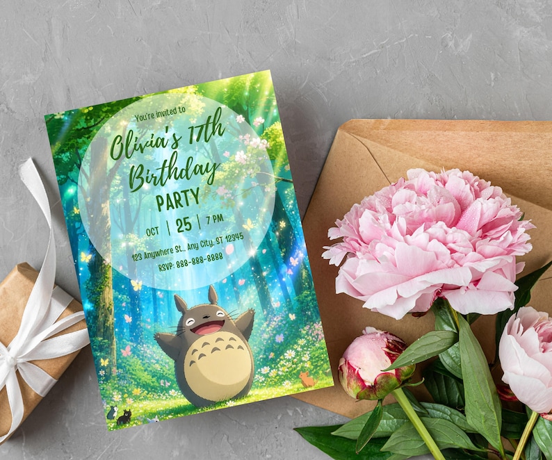 Może przedstawiać: Zaproszenie na przyjęcie urodzinowe z leśną scenerią i postacią z kresk&oacute;wki. Na zaproszeniu widnieje napis "Olivia's 17th Birthday Party" z datą, godziną i informacjami RSVP. Na zdjęciu widoczna jest r&oacute;wnież brązowa koperta i r&oacute;żowe piwonie.