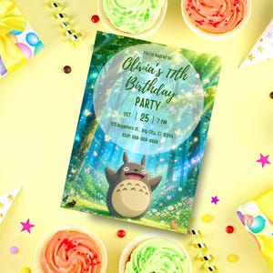 Może przedstawiać: Zaproszenie na przyjęcie urodzinowe z leśną scenerią i postacią z kresk&oacute;wki. Na zaproszeniu widnieje napis "Olivia's 17th Birthday Party" ze szczeg&oacute;łami daty i godziny. Obraz otoczony jest babeczkami, prezentami i dekoracjami imprezowymi.