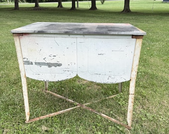 Vintage galvanized washtub • metal washtub
