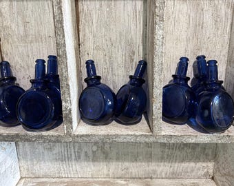 Colección de botellas azules antiguas