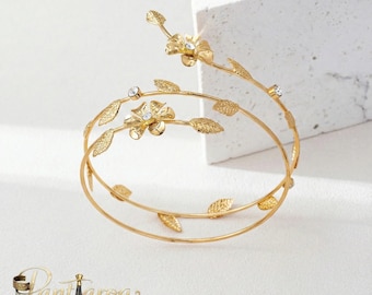 Kwiatowy metalowy mankiet na rękę - Złota bransoletka na ramię z owiniętym drutem - Regulowana opaska na ramię z liściem - Biżuteria boho bogini - Minimalistyczna ślubna bransoletka na rękę
