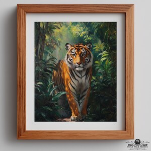 Puede incluir: Una impresión enmarcada de un tigre en una jungla. El tigre tiene rayas naranjas y negras y está rodeado de exuberante follaje verde. El marco es de madera.