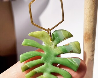 Pendientes de arcilla de polímero monstera estilo jade cuelgan y espárragos
