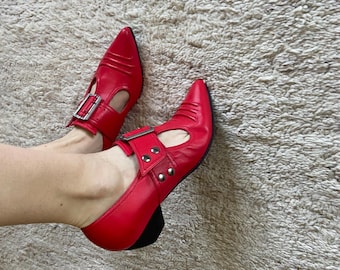 Scarpe vintage John Fluevog con tacco, modello Mary Jane in pelle rossa, rare, firmate, con punta affusolata, stile retrò Y2K, con borchie.