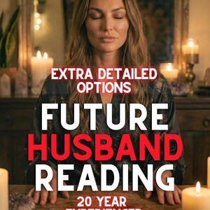 Könnte beinhalten: Bild einer Frau mit geschlossenen Augen, mit dem Text "EXTRA DETAILED OPTIONS", "FUTURE HUSBAND READING" und "20 YEAR EXPERIENCED". Die Frau trägt einen dunklen Bademantel und sitzt an einem Holztisch mit Kerzen und Kristallen.