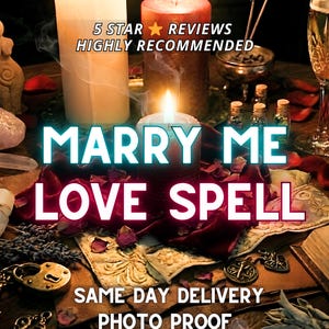 Może przedstawiać: Obraz promocyjny z zapalonymi świecami i tekstem "MARRY ME LOVE SPELL". Dodatkowy tekst brzmi "5 STAR REVIEWS HIGHLY RECOMMENDED", "SAME DAY DELIVERY" i "PHOTO PROOF". Obraz przedstawia również pierścionki, kryształy i inne mistyczne przedmioty.