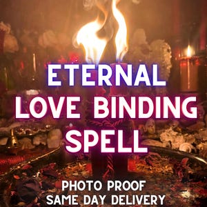 Może przedstawiać: Zbliżenie zapalonej czerwonej świecy z płomieniem, otoczonej dymem i innymi świecami. Tekst "ETERNAL LOVE BINDING SPELL" jest wyświetlany w kolorze białym i fioletowym. Widoczne są również słowa "PHOTO PROOF" i "SAME DAY DELIVERY".