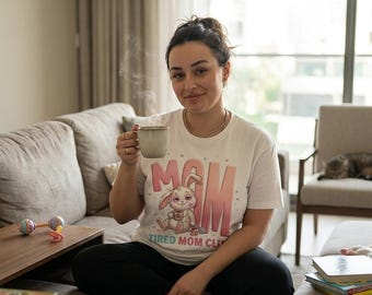 Camiseta del Club de Mamás Cansadas, Camiseta Divertida de Mamá Conejita, Regalo del Día de la Madre para Ella, Camiseta Linda de Mamá Conejita con Gráfico, Camiseta de Mamá Nueva Amante del Café, Vida de Mamá