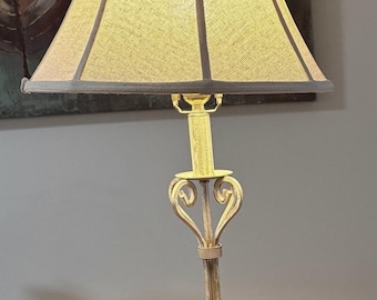 Lámpara de mesa de metal con detalles ornamentales / Lámpara decorativa de estilo rústico francés