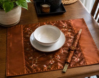 Aziatische, zijdegeborduurde koperen placemats - set van 6