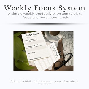 Puede incluir: Un sistema de productividad titulado "Weekly Focus System" con el texto "A simple weekly productivity system to plan, focus and review your week." La imagen incluye un teclado, gafas, una taza de café y una hoja de "Weekly Plan" y "Weekly Focus".