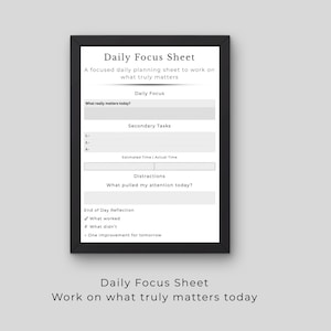 Puede incluir: Una "Daily Focus Sheet" enmarcada con un marco negro. La hoja incluye secciones para el enfoque diario, las tareas secundarias, el tiempo estimado, las distracciones y la reflexión al final del día. El texto en la parte inferior dice "Work on what truly matters today."