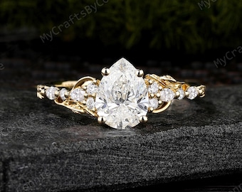 Anel de Noivado com Diamante Sintético em Formato de Pera, Aliança Vintage em Ouro Amarelo 10K com Detalhes em Folha, Anel de Compromisso Nupcial Inspirado na Natureza, 1CT Certificado pelo IGI