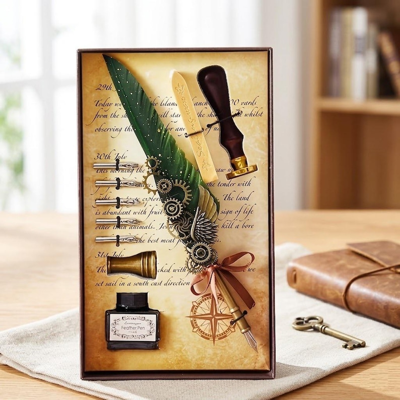 Op de afbeelding: Een set van drie keramische mokken met een gespikkelde, matte afwerking. De mokken zijn in cr&egrave;me, lichtgrijs en donkergrijs. Elke mok heeft een eenvoudig, minimalistisch ontwerp en een afgeronde handgreep.