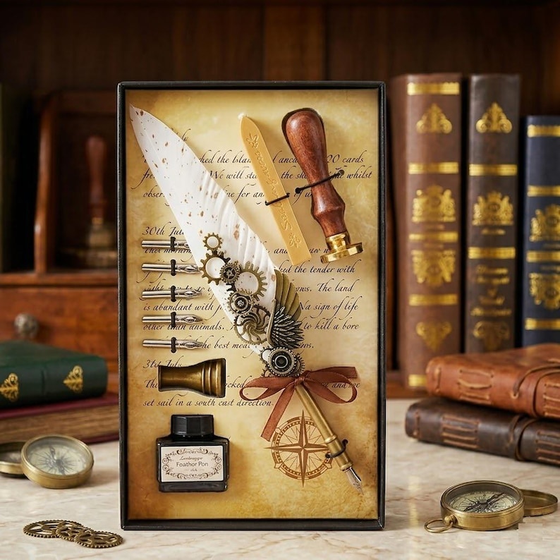 Op de afbeelding: Een set van drie keramische nestkommen in blauwe, groene en witte tinten. De kommen hebben een gespikkelde glazuur en een eenvoudig, modern ontwerp. De grootste kom heeft een diameter van ongeveer 15 cm.