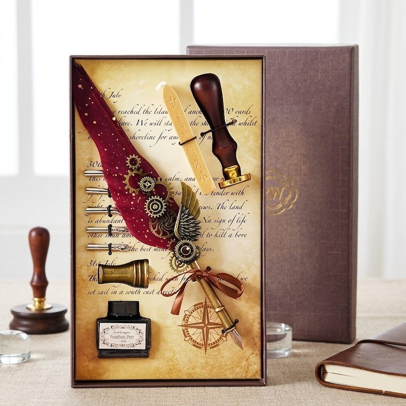 Op de afbeelding: Een set van drie keramische mokken met een gespikkelde, matte afwerking. Elke mok heeft een andere kleur: lichtblauw, cr&egrave;me en grijs. De mokken hebben een eenvoudig, modern ontwerp en een comfortabel handvat.