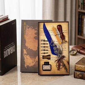 Op de afbeelding: Witte keramische mok met een zwarte handgreep en de tekst "But First, Coffee" in een zwarte, handgeschreven lettertype. Geschikt voor warme dranken.