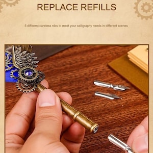 Op de afbeelding: Een steampunk-stijl pen met een bronzen loop en ingewikkelde versieringen van tandwielen en vleugels. De afbeelding toont de pen die wordt gedemonteerd, met een penpuntvervanging. Tekst luidt "REPLACE REFILLS" en "5 different careless nibs to meet your calligraphy needs in different scenes."