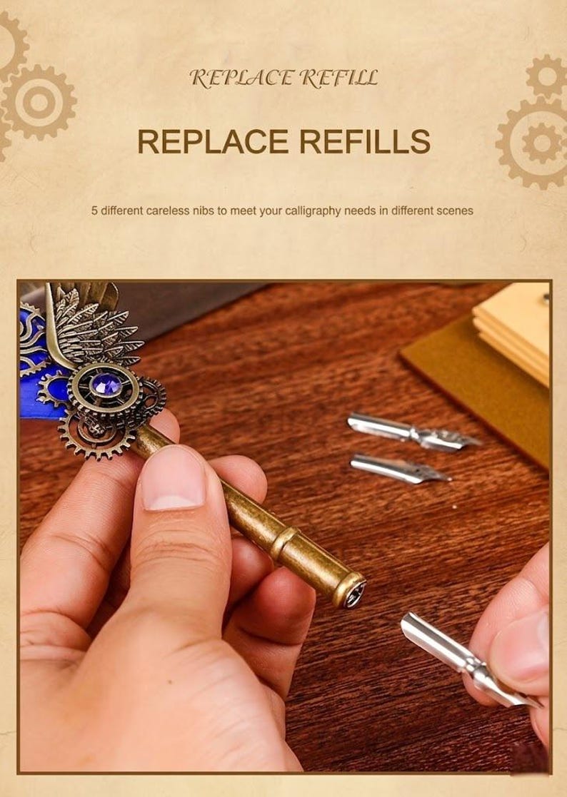 Op de afbeelding: Een steampunk-stijl pen met een bronzen loop en ingewikkelde versieringen van tandwielen en vleugels. De afbeelding toont de pen die wordt gedemonteerd, met een penpuntvervanging. Tekst luidt "REPLACE REFILLS" en "5 different careless nibs to meet your calligraphy needs in different scenes."