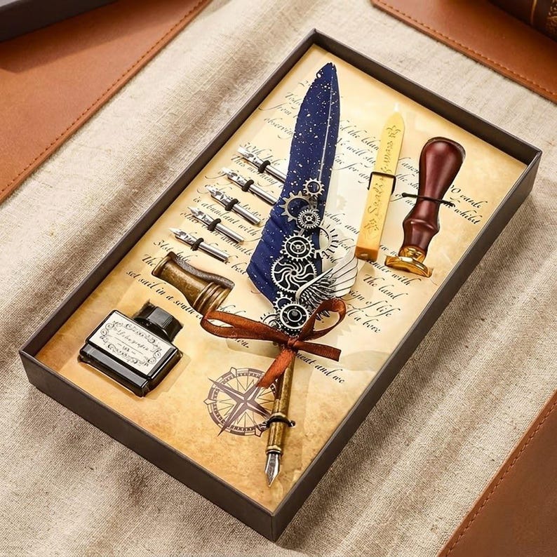 Op de afbeelding: Een rustiek houten bord met de tekst "Welcome to our home" in witte letters. Het bord heeft een verweerde afwerking en een eenvoudig, uitnodigend ontwerp, perfect voor decoratie.