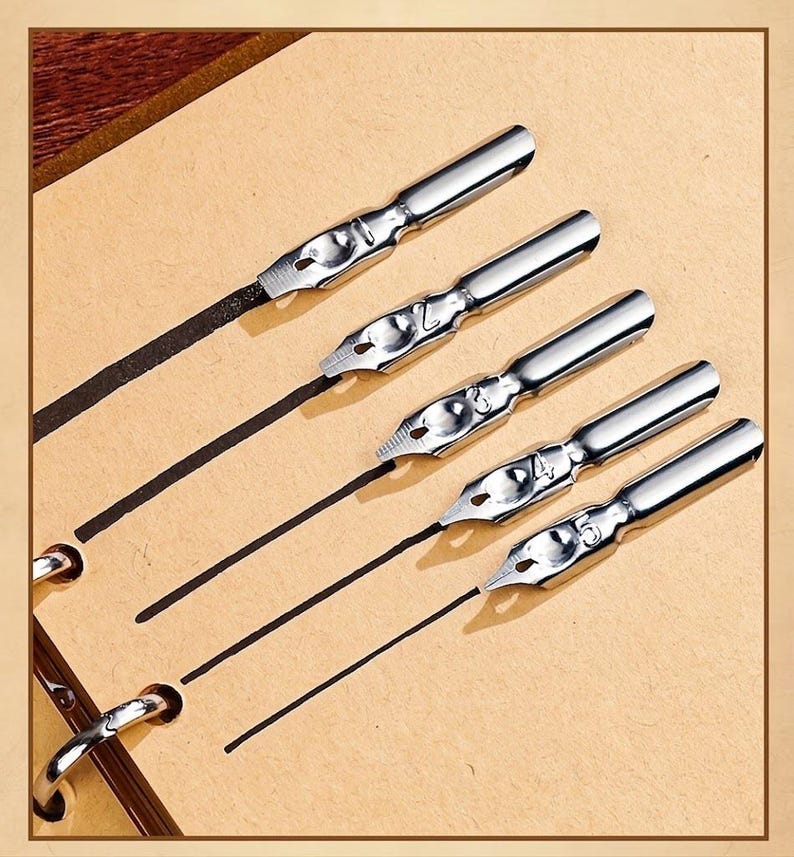 Op de afbeelding: Een witte keramische mok met een zwart handvat en de tekst "But First, Coffee" in een vetgedrukte, zwarte letter. De mok staat tegen een vage achtergrond, wat een gezellige setting suggereert.