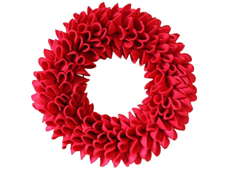 K&ouml;nnte beinhalten: Ein roter Filz-Adventskranz mit einer gekr&auml;uselten Textur. Der Kranz ist rund und hat ein Loch in der Mitte.