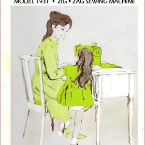 Könnte beinhalten: Eine Illustration im Vintage-Stil mit der Aufschrift MODEL 1931 • ZIG • ZAG SEWING MACHINE, die eine Person in einem lindgrünen Kleid an einem weißen Tisch mit einer lindgrünen Nähmaschine zeigt, begleitet von einer kleineren Figur im passenden Kleid.