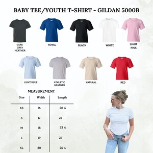 Puede incluir: Imagen de camisetas Gildan 5000B para beb&eacute;s y j&oacute;venes en varios colores, incluyendo gris oscuro jaspeado, azul real, negro, blanco, rosa claro, azul claro, jaspeado atl&eacute;tico, natural y rojo. Tambi&eacute;n se proporcionan medidas.