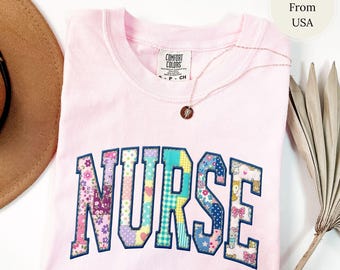 Camisa de enfermera Comfort Colors®, camiseta de enfermera con parches falsos, camiseta de enfermería con estampado floral, regalo de graduación de enfermera, regalo para enfermera titulada, regalo para enfermera