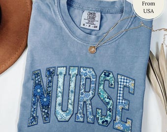 Camisa de enfermera Comfort Colors®, camiseta de enfermera con parches falsos, camiseta de enfermería con estampado floral, regalo de graduación de enfermera, regalo para enfermera titulada, regalo para enfermera