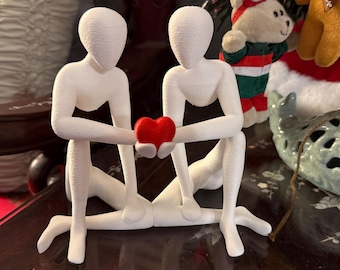 3D Printed Couple Sculpture Holding Heart – Modern Love Decor, Anniversary Wedding Gift