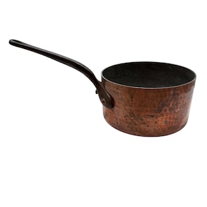 Cacerola francesa vintage de cobre martillado, 19 cm (7,5 pulgadas), fabricada en Francia, con mango de hierro fundido, ideal para la decoración de cocinas rústicas europeas.