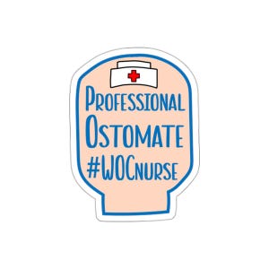 Puede incluir: Una pegatina con fondo melocotón claro y contorno azul. La pegatina presenta un gorro de enfermera con una cruz roja y las palabras "PROFESSIONAL OSTOMATE #WOCNURSE" en texto azul.