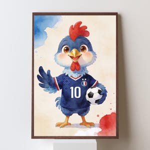 Puede incluir: Una impresión en acuarela enmarcada que presenta un gallo de dibujos animados con una camiseta de fútbol azul con el número 10. El gallo sostiene un balón de fútbol. La impresión tiene un marco marrón y un fondo claro con acentos de acuarela rojos y azules.