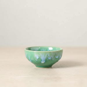 Può includere: Un set di tre tazze in ceramica con finitura opaca e macchiettata. Le tazze sono nei toni del crema, grigio chiaro e grigio scuro. Ogni tazza ha un design semplice e minimalista, perfetto per caffè o tè.
