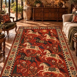 Könnte beinhalten: Ein rechteckiger Teppich mit leuchtend rotem Hintergrund und einem wiederkehrenden Muster aus galoppierenden Pferden in Weiß, Schwarz und Beige, verziert mit Blumenmotiven, Granatäpfeln, einer Sonne und einer Mondsichel, umrahmt von einer floralen Bordüre.
