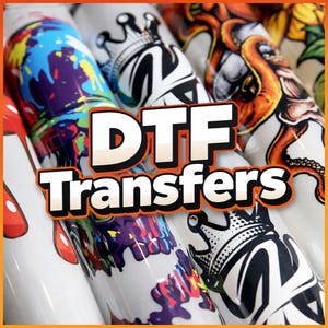 Könnte beinhalten: Nahaufnahme von mehreren gerollten DTF-Transferbögen. Die Transfers zeigen farbenfrohe Designs, darunter abstrakte Farbspritzer, eine Krone und einen Oktopus. Der Text "DTF Transfers" ist prominent in Weiß mit orangefarbener Umrandung dargestellt.