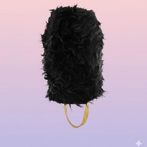 Puede incluir: Un sombrero negro y peludo con una correa dorada. El sombrero tiene una textura áspera y una parte superior redondeada. La correa es un lazo simple, probablemente para colgar o transportar. El fondo es un degradado de rosa y morado.