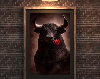 Majestätisch Schwarzer Stier Wandbild mit Rose, kraftvolles maskulines Tierportrait, Dunkles Luxus Büro & Wohnzimmer Dekor, digitaler Download