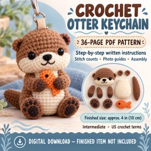 Puede incluir: Un patrón de ganchillo para llavero de nutria con una nutria marrón y crema sosteniendo un pez naranja. La imagen incluye texto: CROCHET OTTER KEYCHAIN, 36-PAGE PDF PATTERN, Step-by-step written instructions, Finished size: approx. 10 cm.