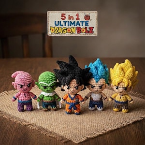 Op de afbeelding: Vijf gehaakte Dragon Ball Z-personages in verschillende kleuren, waaronder roze, groen, zwart, blauw en geel. Elk figuur is handgemaakt en staat op een bruin oppervlak. Een patch hierboven leest "5 in 1 ULTIMATE DRAGON BOLZ."
