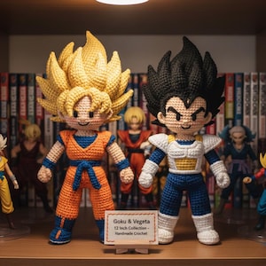 Puede incluir: Figuras de ganchillo de Goku y Vegeta de la serie Dragon Ball, de unos 30 cm de altura. Goku tiene el pelo amarillo puntiagudo y un atuendo naranja y azul. Vegeta tiene el pelo negro puntiagudo y un atuendo azul y blanco. El letrero dice "Goku & Vegeta 12 Inch Collection - Handmade Crochet."