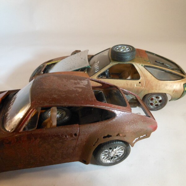 Twin Porsche junkyard 1/24 scale model cars in gold and red Set of Two