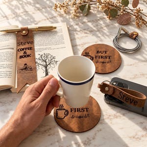 Coffret cadeau en cuir avec bracelet personnalisé, marque-page, porte-clés, sous-verre et organiseurs de câbles