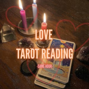 Puede incluir: Una pila de cartas del tarot, velas encendidas y cristales sobre una superficie de madera. El texto "LOVE TAROT READING - SAME HOUR-" está superpuesto a la imagen, con contornos de corazón.