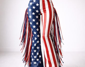 Calças de couro com franjas e a bandeira americana, estilo faroeste, perfeitas para rodeios e para o 4 de julho. Calças de couro patrióticas para cowboys, unissex, ideais para festivais.