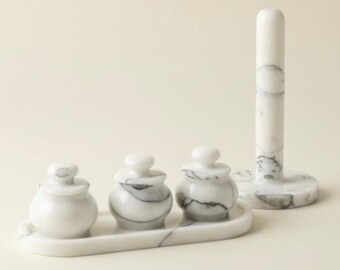 Conjunto de cozinha de mármore lilás com 5 peças – potes para temperos, tigelas para molho e porta-papel-toalha.