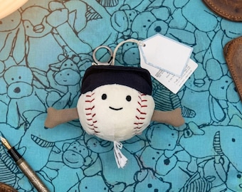 Llavero de peluche Jellycat Amuseables con forma de bolso de béisbol: un adorable llavero de peluche para aficionados al deporte.