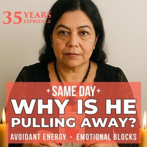 Może przedstawiać: Zdjęcie kobiety z ciemnymi włosami i czarnym naszyjnikiem. Nakładka tekstowa głosi: "35 YEARS EXPERIENCE", "SAME DAY" i "WHY IS HE PULLING AWAY?" z informacjami o energii unikającej i blokadach emocjonalnych. Dwa zapalone świece flankują kobietę.