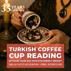 Peut inclure: Une tasse et une soucoupe à café turc blanches et dorées avec du marc de café. L'image comprend le texte "TURKISH COFFEE CUP READING" et "35 YEARS EXPREINCE". La tasse est tenue au-dessus de la soucoupe.